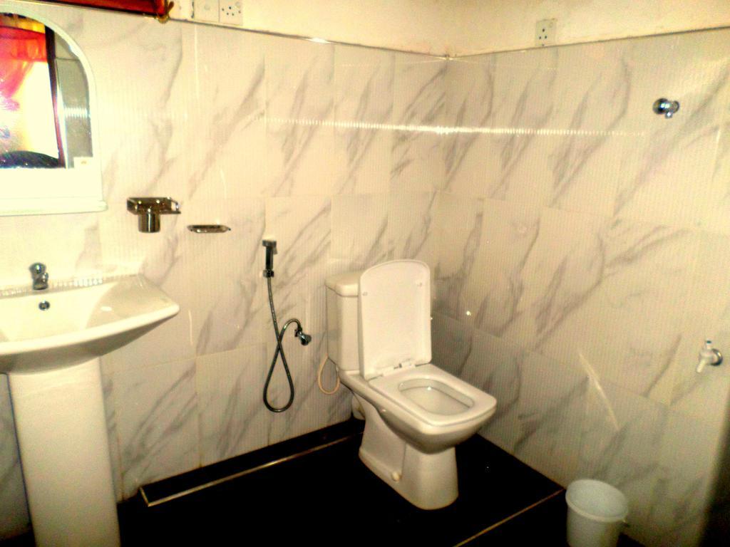 Lion Rest Hotel Анурадхапура Екстериор снимка