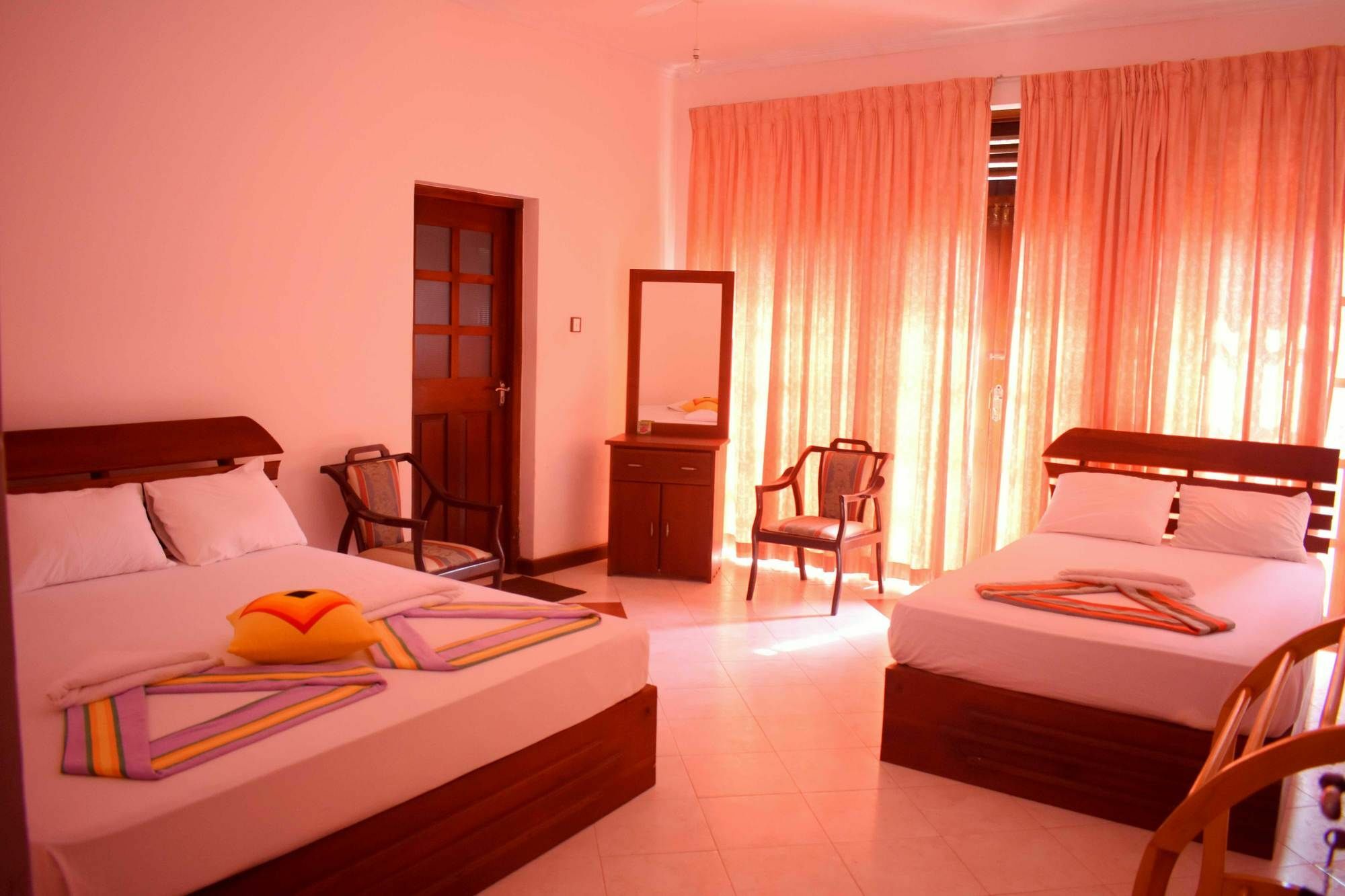 Lion Rest Hotel Анурадхапура Екстериор снимка